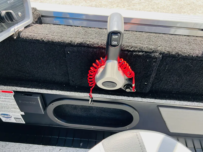 Slide: The Image of Throttle control in Starcraft Delta 178 DC boat, year 2026. - 8