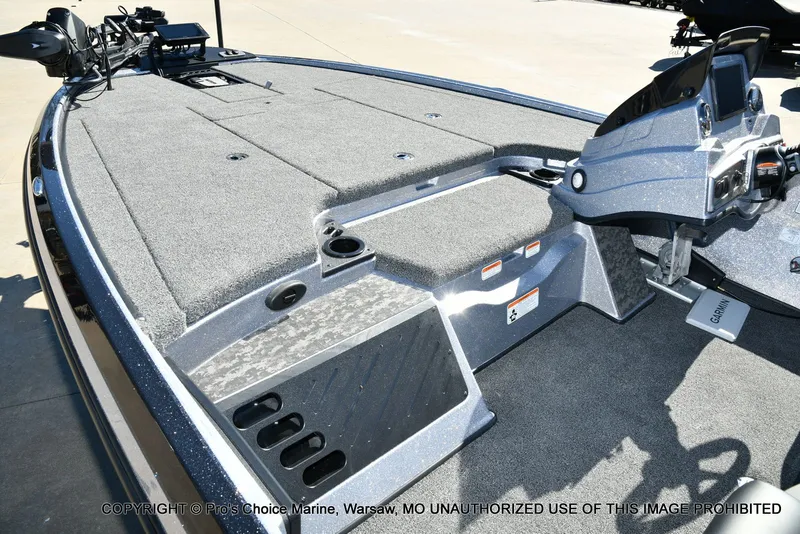 Slide: The Image of Interior view of 2026 Nitro Z19 XL Pro boat. - 14
