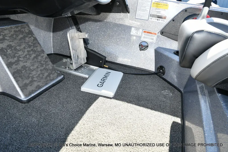 Slide: The Image of Interior of Nitro Z19 XL Pro 2026 with Garmin equipment. - 42