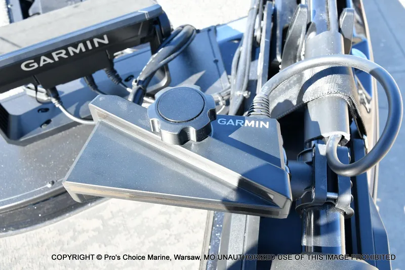 Slide: The Image of Garmin device mounted on Nitro Z19 XL Pro 2026 boat. - 7