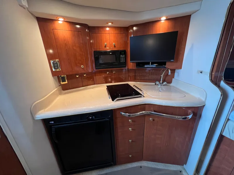 Slide: The Image of Galley in a 2001 Sea Ray 340 Amberjack yacht. - 19