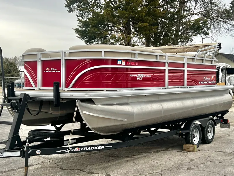 The Image of 2024 Sun Tracker 20' PARTY BARGE DLX on trailer. - 1