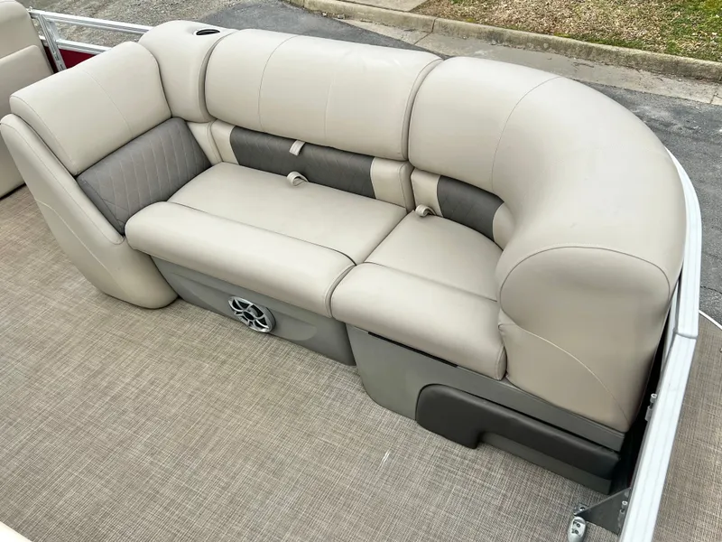 Slide: The Image of Beige seating on Sun Tracker 20' PARTY BARGE DLX 2024. - 10