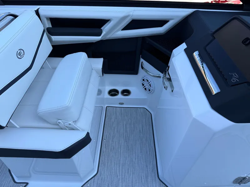 Slide: The Image of Cobalt R6 Surf 2026 - 1091