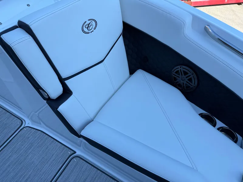 Slide: The Image of Cobalt R6 Surf 2026 - 1095