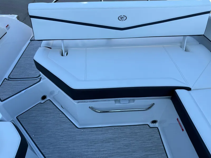 Slide: The Image of Cobalt R6 Surf 2026 - 1099