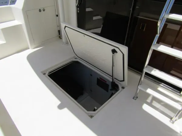 Slide: The Image of Hampton 558 Pilothouse 2004 - 8