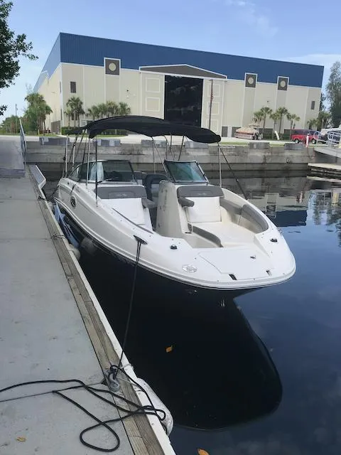 Slide: The Image of Sea Ray 260 Sundeck 2011 - 10