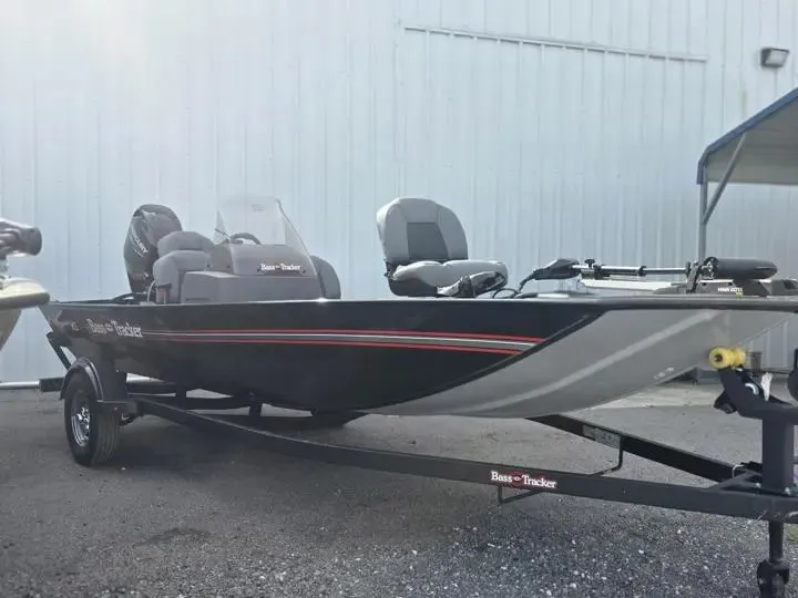 Slide: The Image of Tracker Bass Tracker Classic XL 2026 - 8