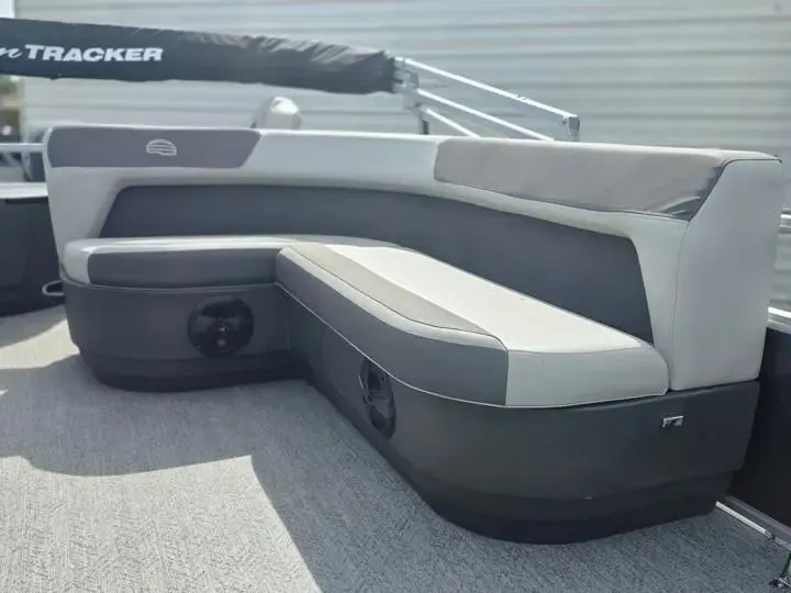 Slide: The Image of Sun Tracker Bass Buggy 18 DLX 2026 - 14