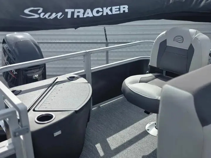 Slide: The Image of Sun Tracker Bass Buggy 18 DLX 2026 - 15