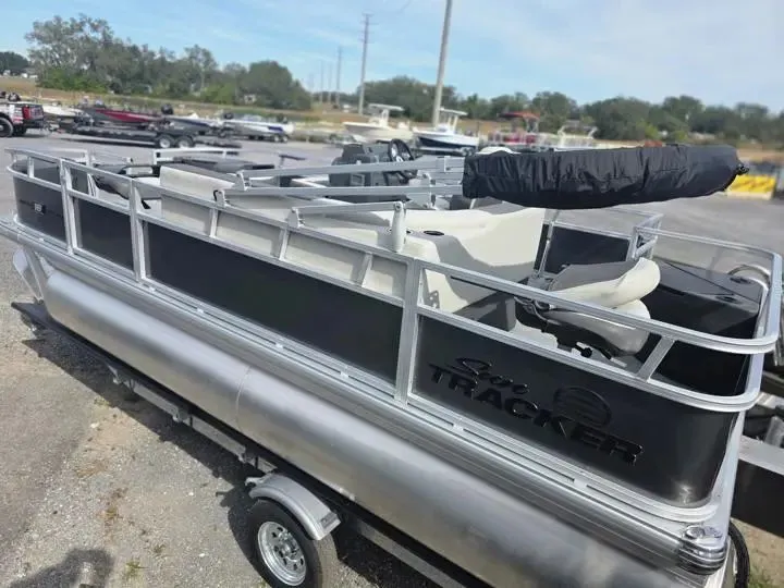 Slide: The Image of Sun Tracker Bass Buggy 18 DLX 2026 - 4