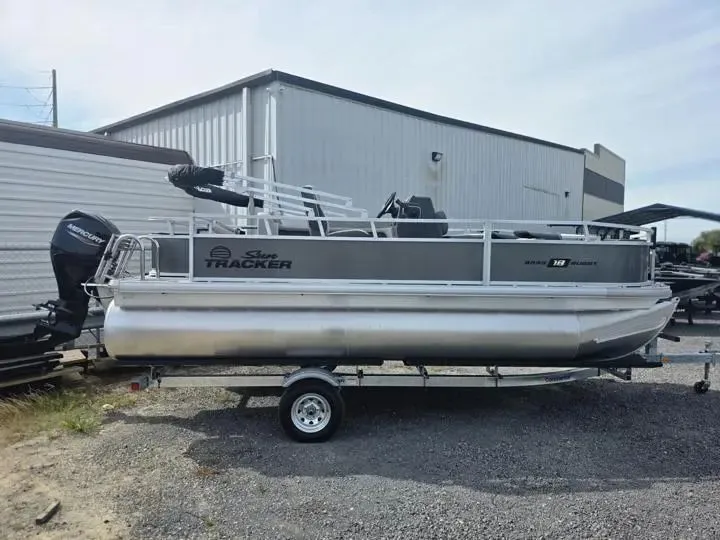 Slide: The Image of Sun Tracker Bass Buggy 18 DLX 2026 - 8