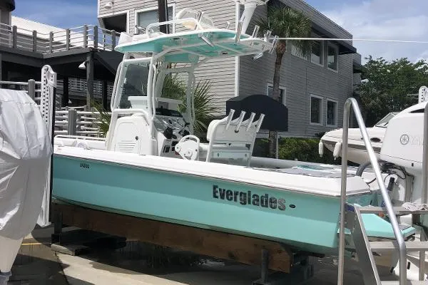 Slide: The Image of Everglades 243 Center Console 2019 - 5