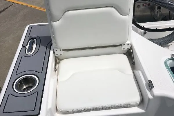 Slide: The Image of Everglades 243 Center Console 2019 - 7