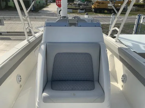 Slide: The Image of Avanti 33 CC Cuddy 2012 - 9