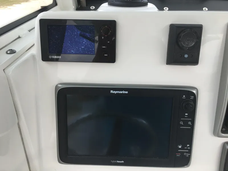 Slide: The Image of Everglades 325 Center Console 2012 - 8