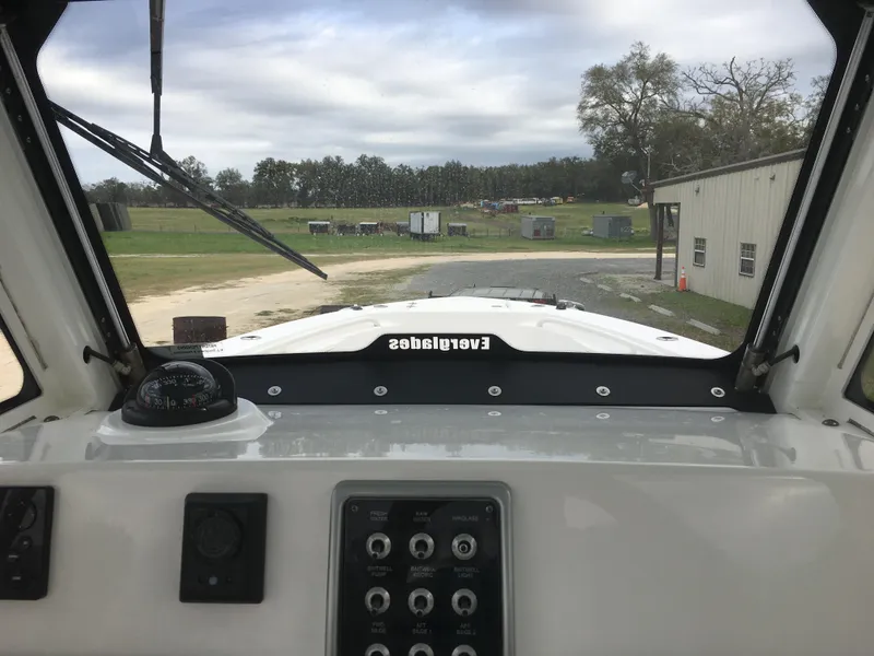 Slide: The Image of Everglades 325 Center Console 2012 - 9