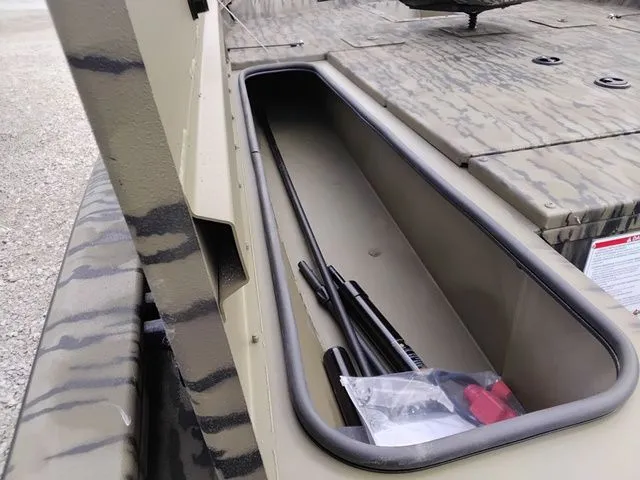 Slide: The Image of Lowe Stinger 175C 2026 - 13