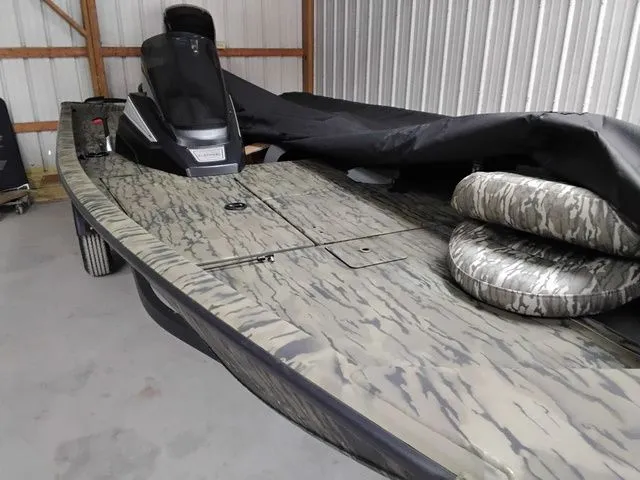 Slide: The Image of Lowe Stinger 175C 2026 - 2