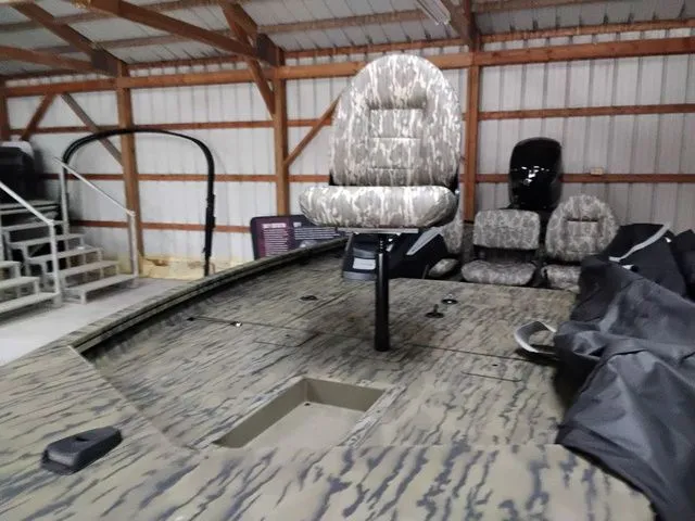 Slide: The Image of Lowe Stinger 175C 2026 - 3