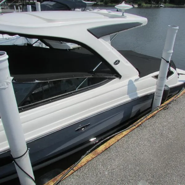 Slide: The Image of Sea Ray 350 SLX 2017 - 8