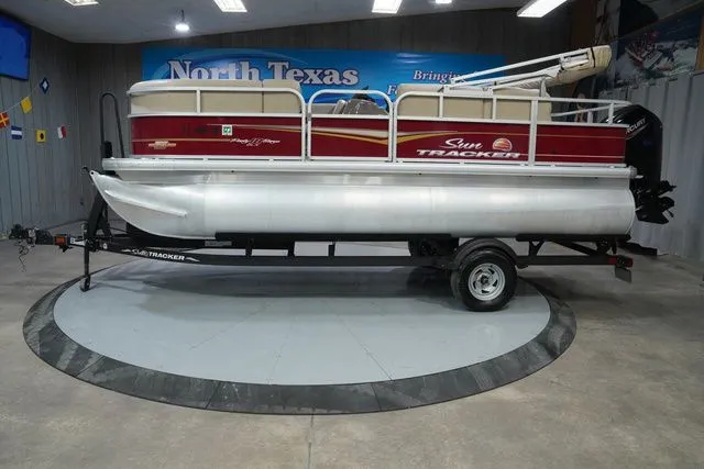 The Image of Sun Tracker Party Barge 18 DLX 2023 - 1