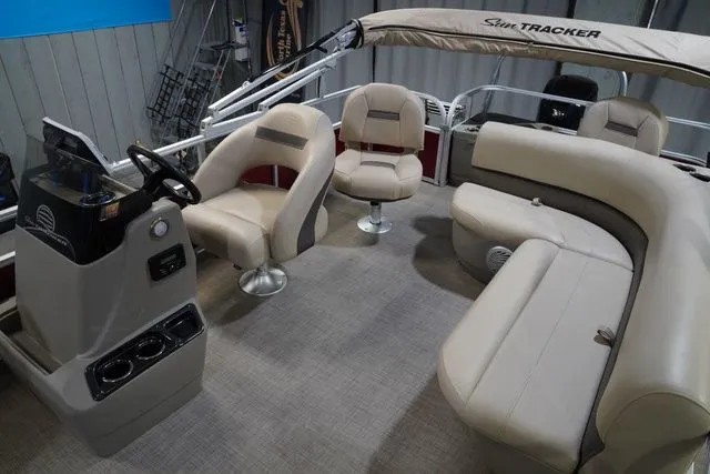 Slide: The Image of Sun Tracker Bass Buggy 18 DLX 2023 - 13