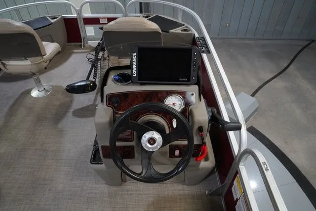 Slide: The Image of Sun Tracker Bass Buggy 18 DLX 2023 - 15