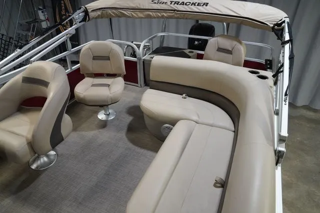 Slide: The Image of Sun Tracker Bass Buggy 18 DLX 2023 - 17