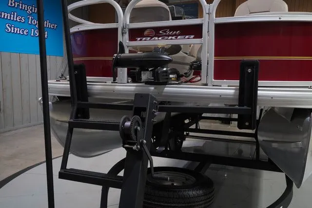 Slide: The Image of Sun Tracker Bass Buggy 18 DLX 2023 - 3