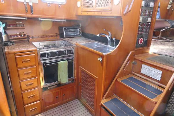 Slide: The Image of Tung Hwa Offshore 38 Sundeck 1985 - 10