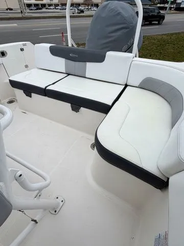 Slide: The Image of Robalo R242 Explorer 2018 - 4