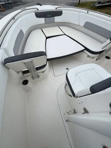 Slide: The Image of Robalo R242 Explorer 2018 - 5