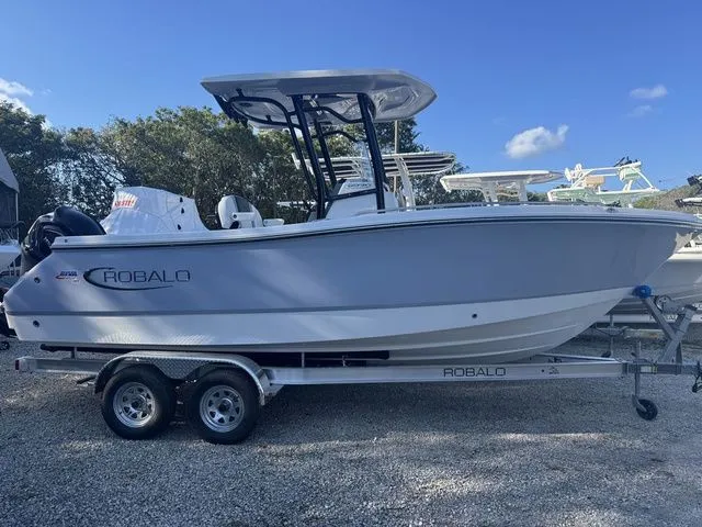 The Image of Robalo R230 Center Console 2026 - 1