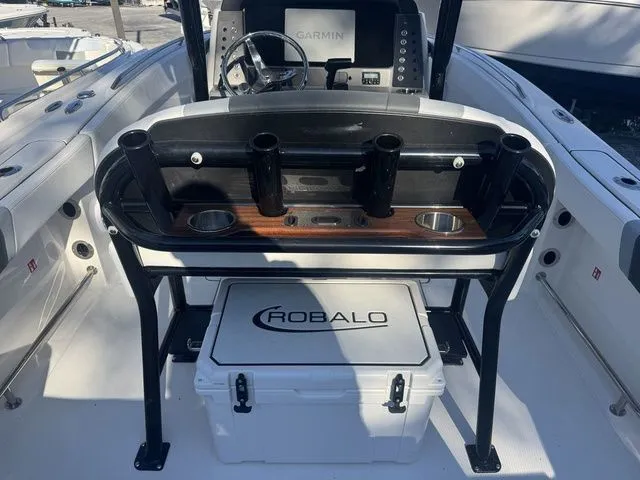 Slide: The Image of Robalo R230 Center Console 2026 - 4