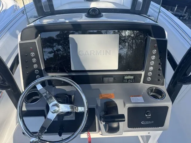 Slide: The Image of Robalo R230 Center Console 2026 - 5