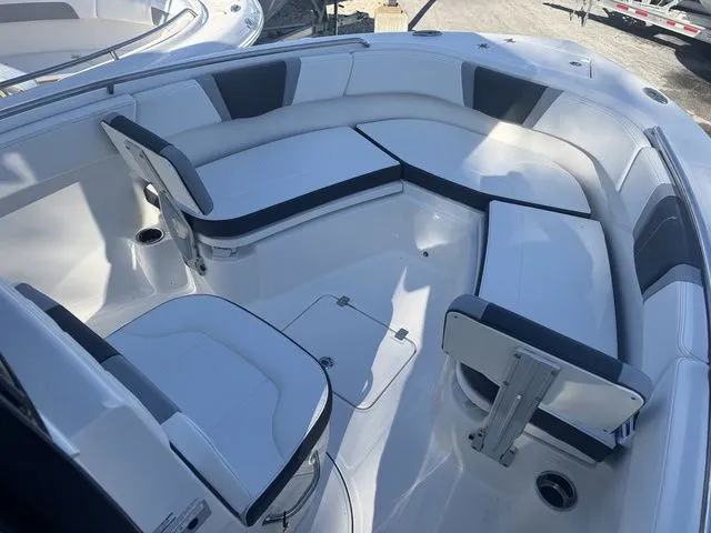 Slide: The Image of Robalo R230 Center Console 2026 - 6