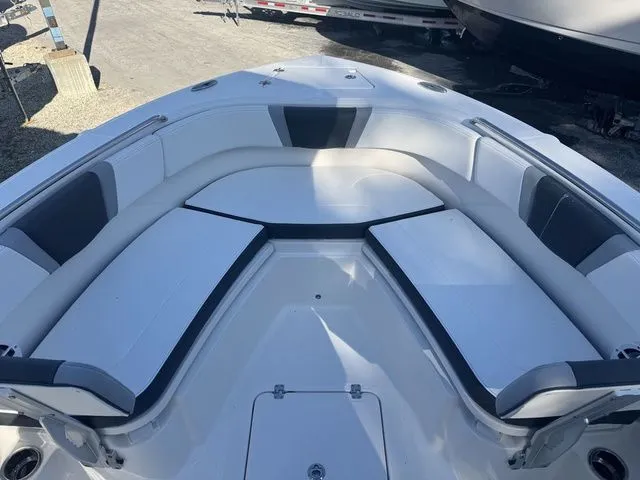 Slide: The Image of Robalo R230 Center Console 2026 - 7