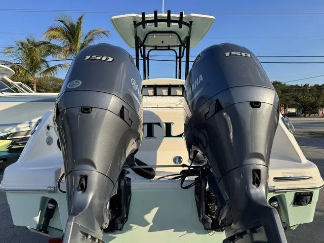 Slide: The Image of Robalo R242 2020 - 10