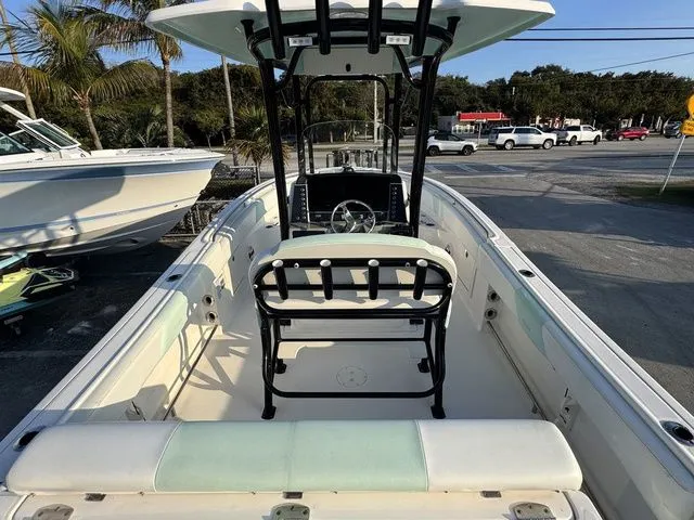 Slide: The Image of Robalo R242 2020 - 11