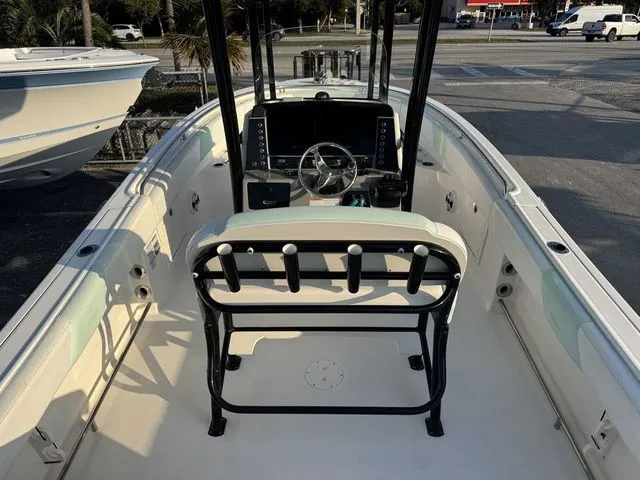 Slide: The Image of Robalo R242 2020 - 12