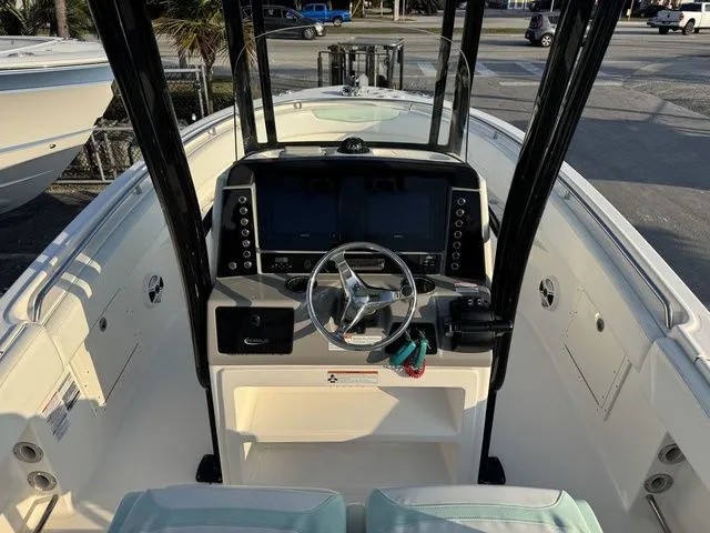 Slide: The Image of Robalo R242 2020 - 13