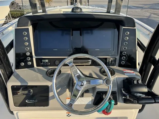 Slide: The Image of Robalo R242 2020 - 14