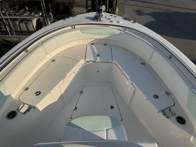 Slide: The Image of Robalo R242 2020 - 15