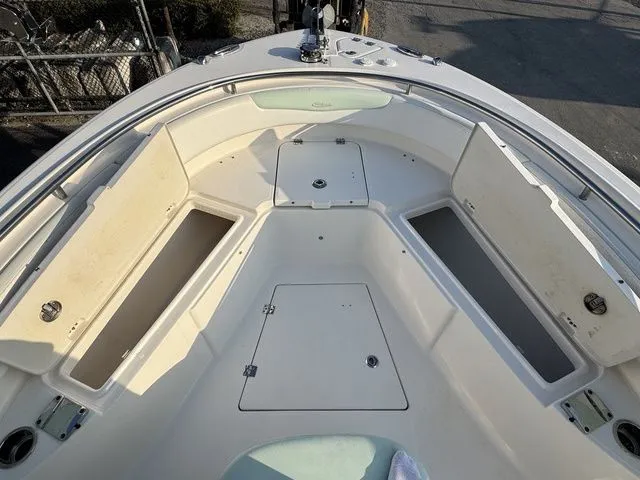 Slide: The Image of Robalo R242 2020 - 16