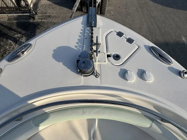 Slide: The Image of Robalo R242 2020 - 18