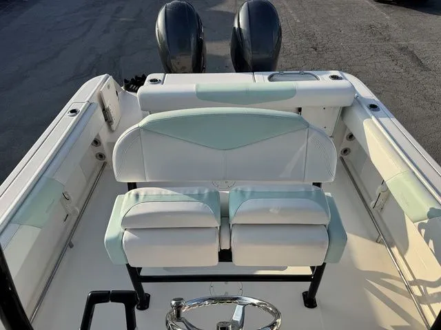 Slide: The Image of Robalo R242 2020 - 22