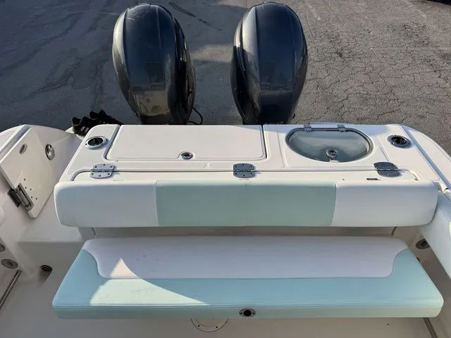 Slide: The Image of Robalo R242 2020 - 24