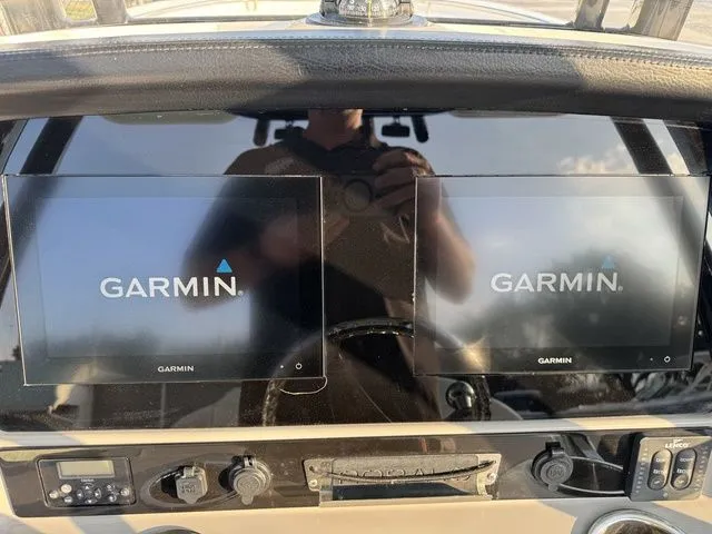 Slide: The Image of Robalo R242 2020 - 26